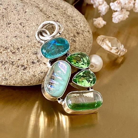 Dichroic Glass And Peridot Handcrafted Pendant - Picture 4 of 7